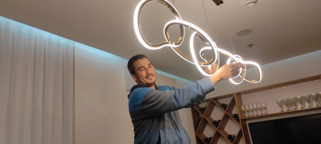 תמונה של נח מתקין גוף תאורה