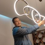 תמונה של נח מתקין גוף תאורה